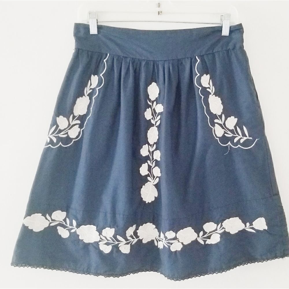 Solitaire skirt with embroidered detail